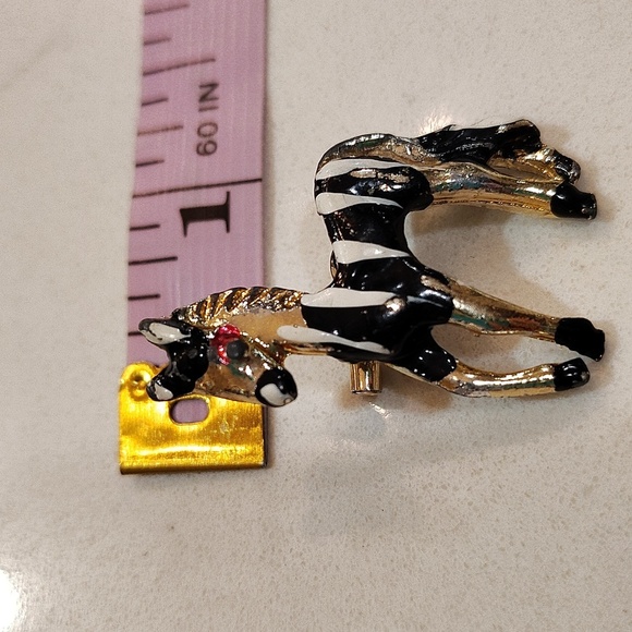 Zebra brooch enamel with pink stone eye - Picture 5 of 5